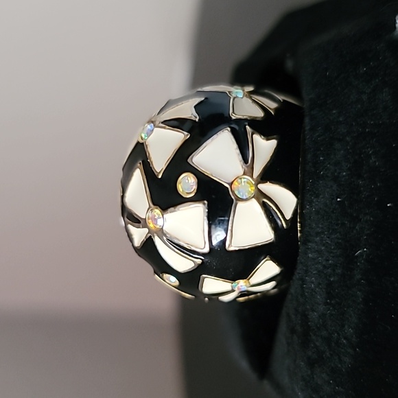Vintage! BETSEY JOHNSON First Date Collection B&W Bow Crystal Stretch Ring. 8+ - Picture 6 of 9